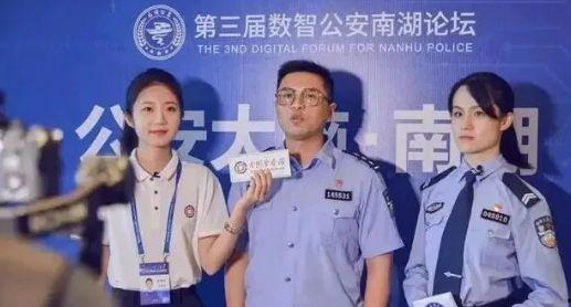 警察网记者张津瑜吃瓜,揭秘娱乐圈吃瓜背后的真相